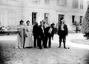 Partie de pétanque au Relais, maison de la famille Natanson à Villeneuve-sur-Yonne, vers 1899